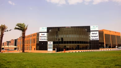 تعريف بالجامعة وتأسيسها صدرت موافقة خادم الحرمين الشريفين الملك عبدالله بن عبدالعزيز - رحمه الله – بناء على الأمر السامي الكريم رقم 37409/ب بتاريخ 1432/9/10هـ، وقد جاءت الموافقة على إنشاء الجامعة السعودية الإلكترونية كمؤسسة تعليمية حكومية تقدم التعليم العالي والتعلم مدى الحياة، وأن تكون مكملة لمنظومة المؤسسات التعليمية تحت مظلة مجلس التعليم العالي. وتضم الجامعة كلية العلوم الإدارية والمالية، وكلية الحوسبة والمعلوماتية، وكلية العلوم الصحية، وكلية العلوم والدراسات النظرية. وتمنح الجامعة شهادات البكالوريوس والدراسات العليا، إضافة إلى تقديم دورات في التعلم المستمر والتعلم مدى الحياة. وتقع الجامعة في مدينة الرياض، وتوسعت في افتتاح مراكز تعليمية في المناطق وفقًا للخطة المعتمدة للجامعة. وتهدف للحصول على الاعتمادات الأكاديمية داخليًا وخارجيًا بما يساعد على رفع جودة مخرجاتها، كما تقدم الجامعة تعليمًا عاليًا مبنيًا على أفضل نماذج التعليم المستند إلى تطبيقات وتقنيات التعلم الإلكتروني والتعليم المدمج، الذي يدمج بين التعليم بالحضور المباشر، والحضور عن طريق التقنية، ونقل وتوطين المعرفة الرائدة بالتعاون مع جامعات وهيئات وأعضاء هيئة تدريس داخليًا وعالميًا، وبمحتوى تعليمي راق من مصادر ذات جودة أكاديمية، وتوطينه بما يتناسب مع متطلبات المجتمع السعودي، إضافة إلى دعمها لرسالة ومفهوم التعلم مدى الحياة لكافة أفراد المجتمع السعودي.